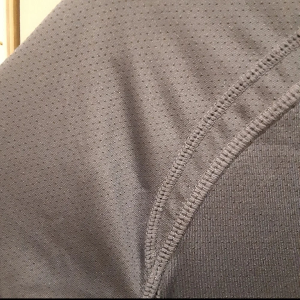 Lululemon athletica  unisex shirt. Size medium . Gray color - Picture 2 of 9